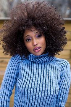 Yvette Williams interpreta Janelle