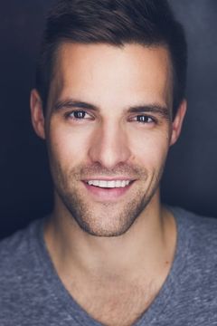 Chris Ghaffari interpreta Brad Gales
