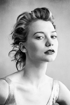 Mia Wasikowska interpreta Alice Kingsleigh