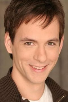 Max Elliott Slade interpreta Jay Lovell