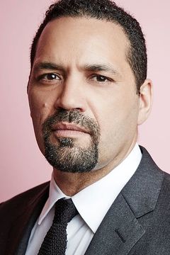 Vincent Laresca interpreta Carlos Espada
