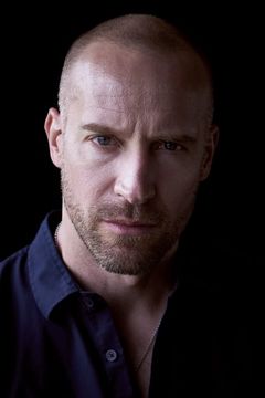 Andreas Fronk interpreta German father