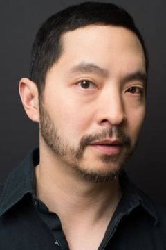 Albert Chung interpreta Roland Moon