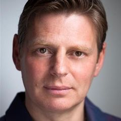 Tim Bruce interpreta News Reporter