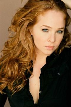 Trisha LaFache interpreta Kelly