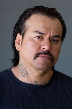 Lupe Trejo interpreta Tattooed Debt Collector (uncredited)
