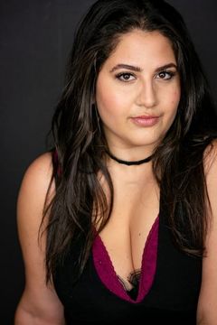 Natasha Behnam interpreta Dominique