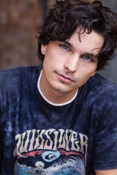 Benjamin Hudson interpreta Classmate