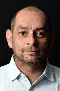 Ramón Llao interpreta The Bald Headhunter