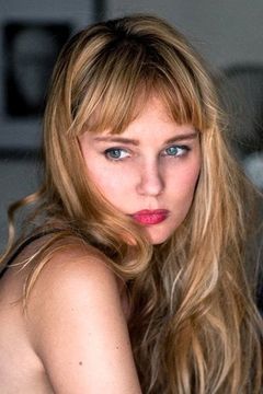 Valentine Payen interpreta Ragazza Francese