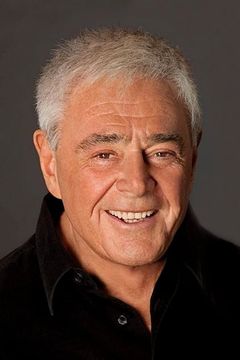 Richard Donner interpreta Man Holding a Birthday Cake (uncredited)