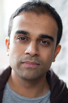 Omar Khan interpreta Indian Field Reporter