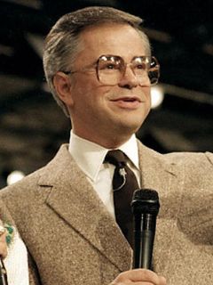 Jim Bakker interpreta Self (archive footage) (uncredited)