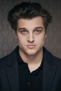 Jonas Dassler interpreta Erik Babinsky