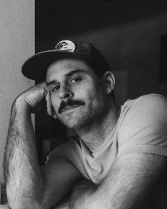 Jonathon Pawlowski interpreta Bond Trader (Gordon)