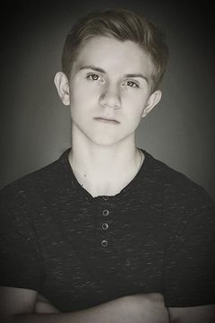Aiden Flowers interpreta Bobby