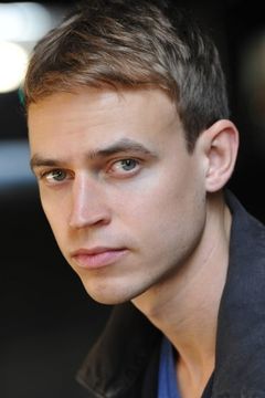 Erik Odom interpreta Peter