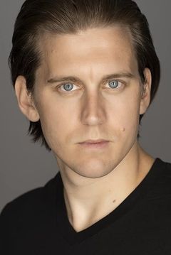 Joseph Blake Menzel interpreta Carl