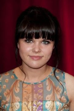 Georgia Bourke interpreta Leah