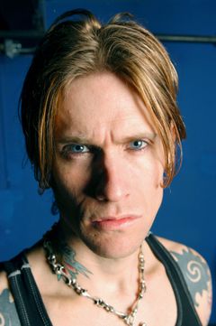 Josh Todd interpreta Convenience Store Clerk