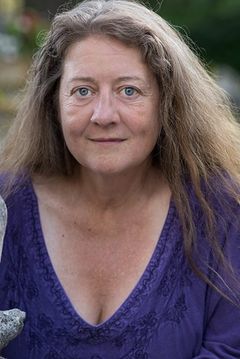 Naomi Simpson interpreta Angry Customer