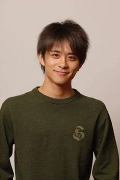 Keita Saito interpreta Kyle Katayanagi