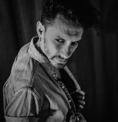 Facundo Lombard interpreta Marcos Santiago