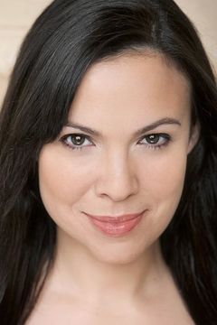 Gloria Calderon Kellett interpreta Gloria The Stage Manager (voice)