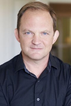 Michael Rinaldi interpreta Office Photographer