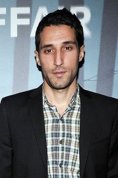 Michael Godere interpreta Delivery Driver / Museum Guest 1 (voice)