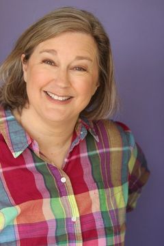 Heather McPhaul interpreta Head Cook