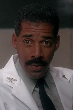 Deryl Hayes interpreta Court Officer