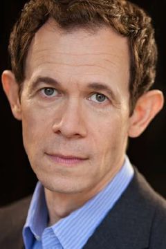Adam Godley interpreta Mr. Sutton