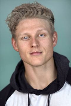 Brandon Tyler Moore interpreta Mickey