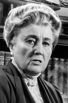 Ann Shoemaker interpreta Sister Veronica