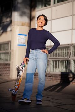 Samantha Bruce interpreta Amy (Skater girl)