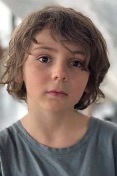 Roman Angel interpreta Tom