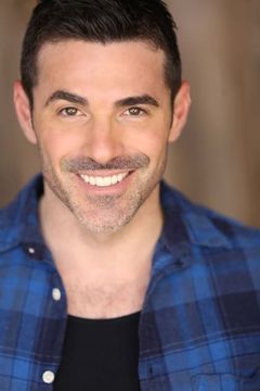 Josh Server interpreta John Rudson