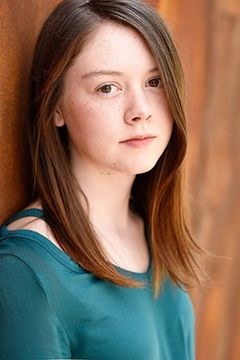 Maddie Compton interpreta Janet