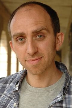 Adam Ewan interpreta Lecturer