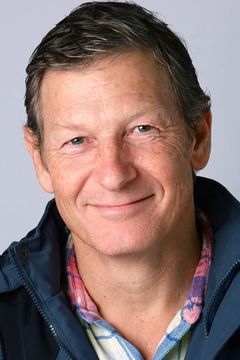 Charles Pierard interpreta Bank Manager