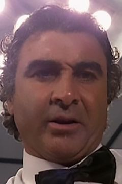 Vincenzo Maggio interpreta James Henchman (uncredited)