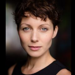 Rebecca Bower interpreta Alice