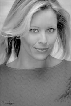 Amy Veevers Chorlton interpreta Elga
