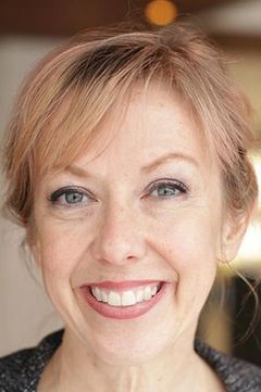 Dara McGarry interpreta Additional Voices (voice)