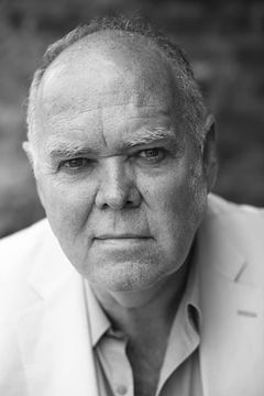 Richard Cordery interpreta Hal Bowman