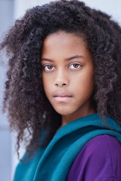 Skyler Yates interpreta Evie Vega