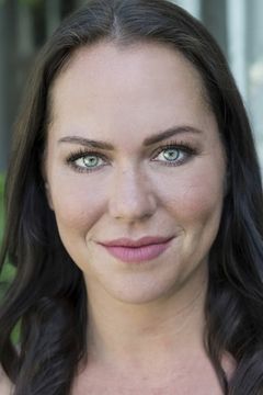 Caroline Clements interpreta Waitress (uncredited)