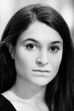 Laurène Doval interpreta French waitress pub