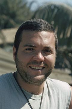 Jeff MacKay interpreta Reporter